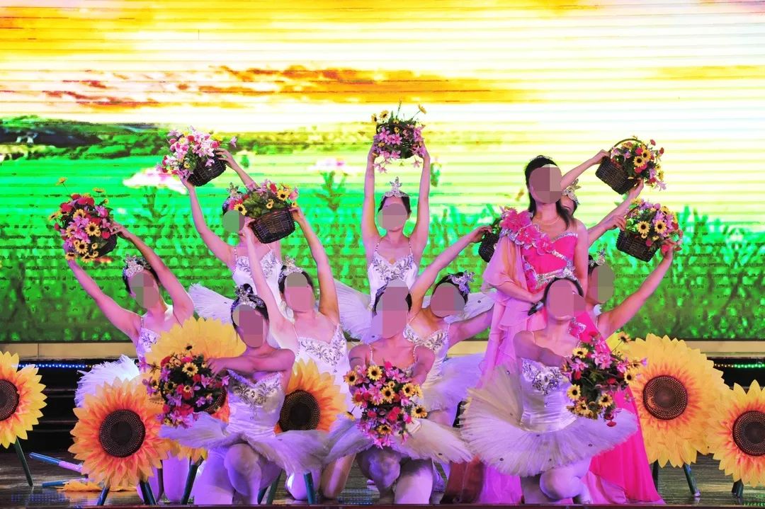 歌伴舞《相逢在春天》 "希望"艺术团合唱《感到幸福你就拍拍手》三监