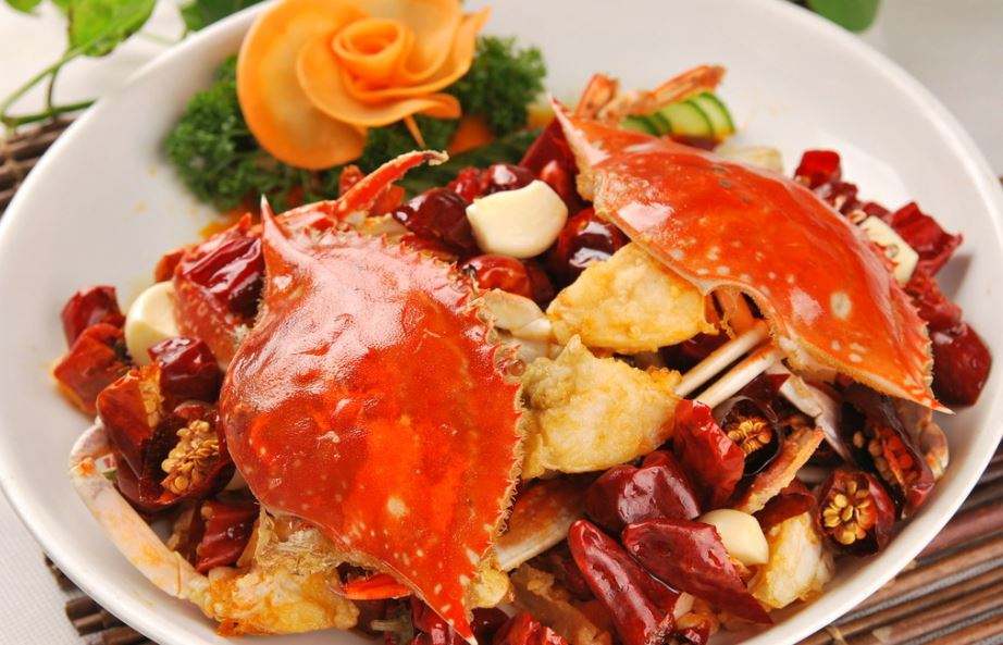 一大勺海鲜酱,一大勺麻辣酱,一大勺红辣椒粉做法:1 将螃蟹肚子朝上