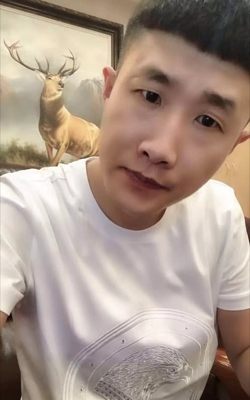 张二嫂在快手上同样是一个很出名的网红,他的粉丝