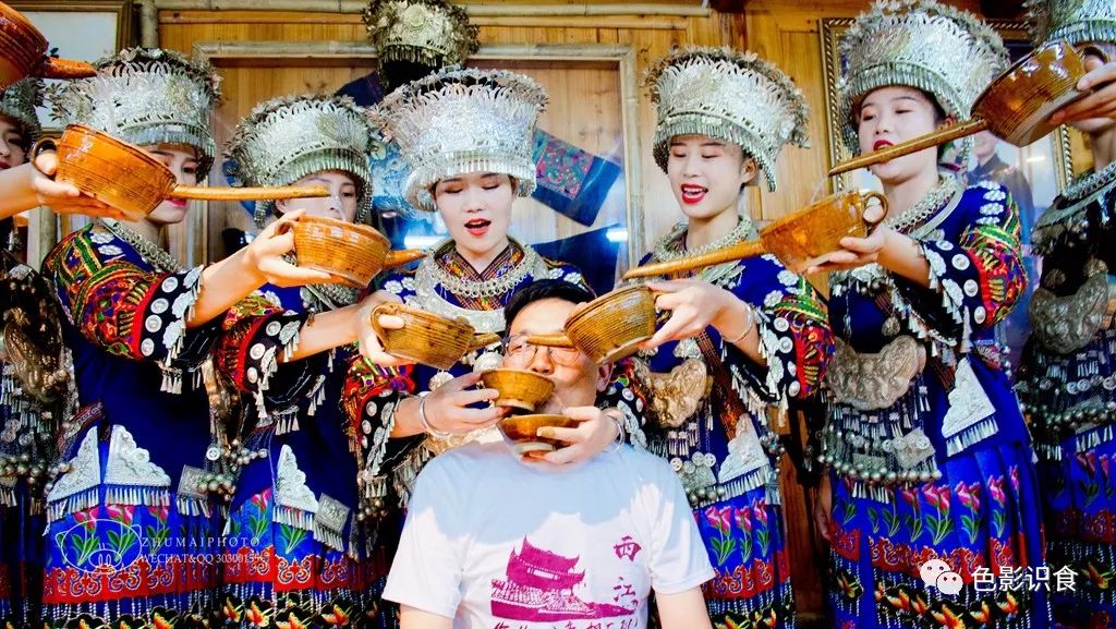 礼仪,每到重大节庆或有喜事,长桌沿古街一字摆开看不大尽头,苗王鱼