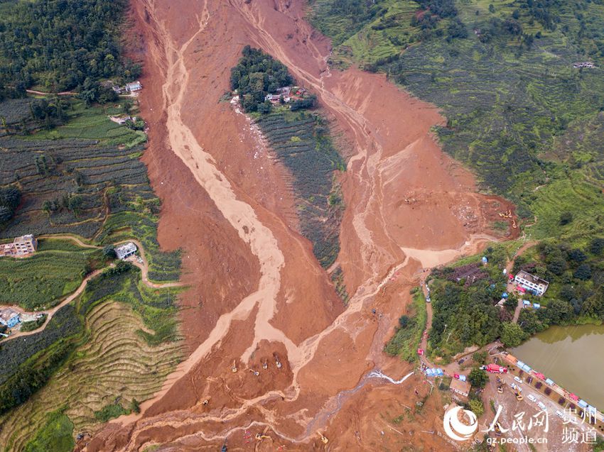 航拍贵州水城山体滑坡救援现场(高清组图)
