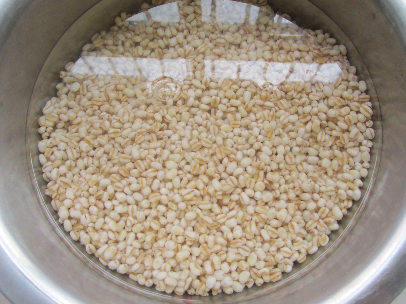 1,这个就是小麦经过处理后的麦米,麦米可以除热解