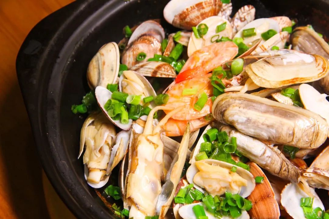 粉丝被煲到镀上一层金黄粉丝煲里藏着很多海鲜砂锅粉丝煲小编已经成为