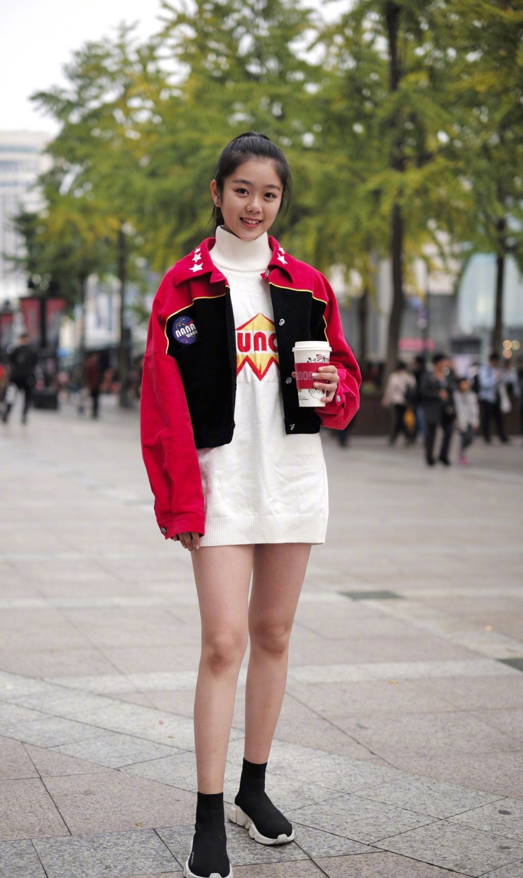 街拍羞羞性格的美女白色服装的搭配给人一种活泼的感觉