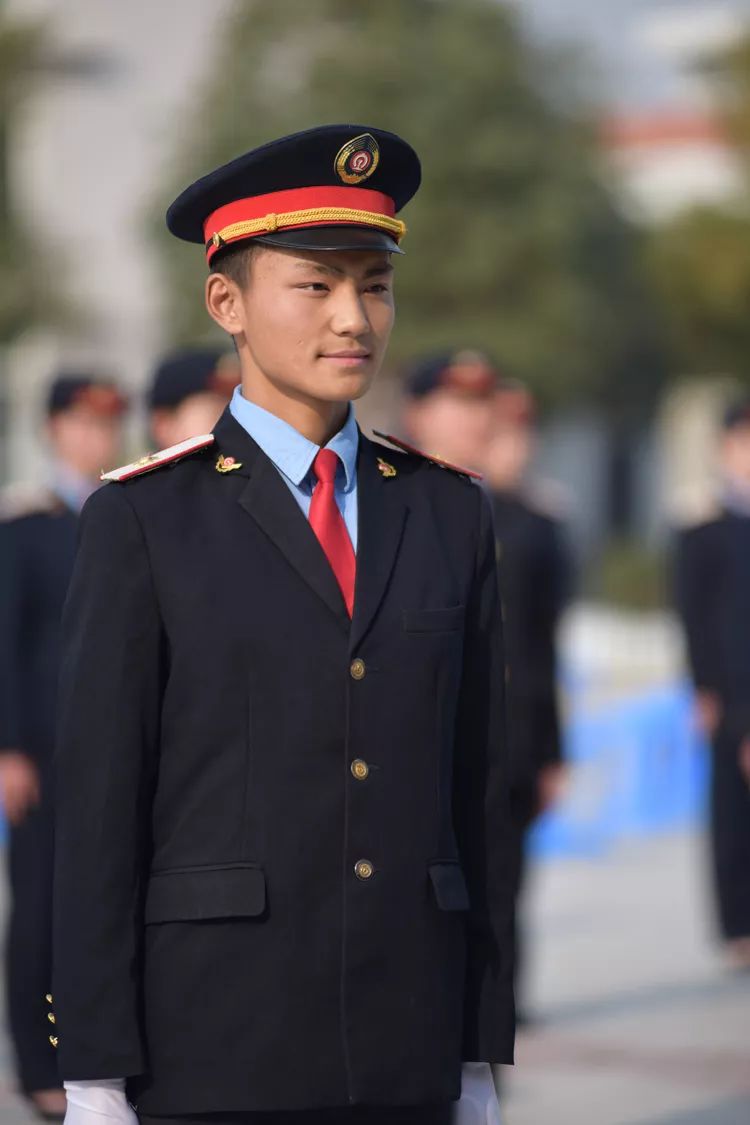签订正式合同,上岗后统一办理五险或五险一金◆火车司机:实习工资4000