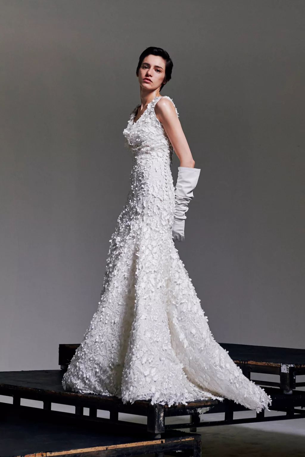 couture系列里,他成功发挥了前卫不羁的设计思维,以多种手法颠覆婚纱