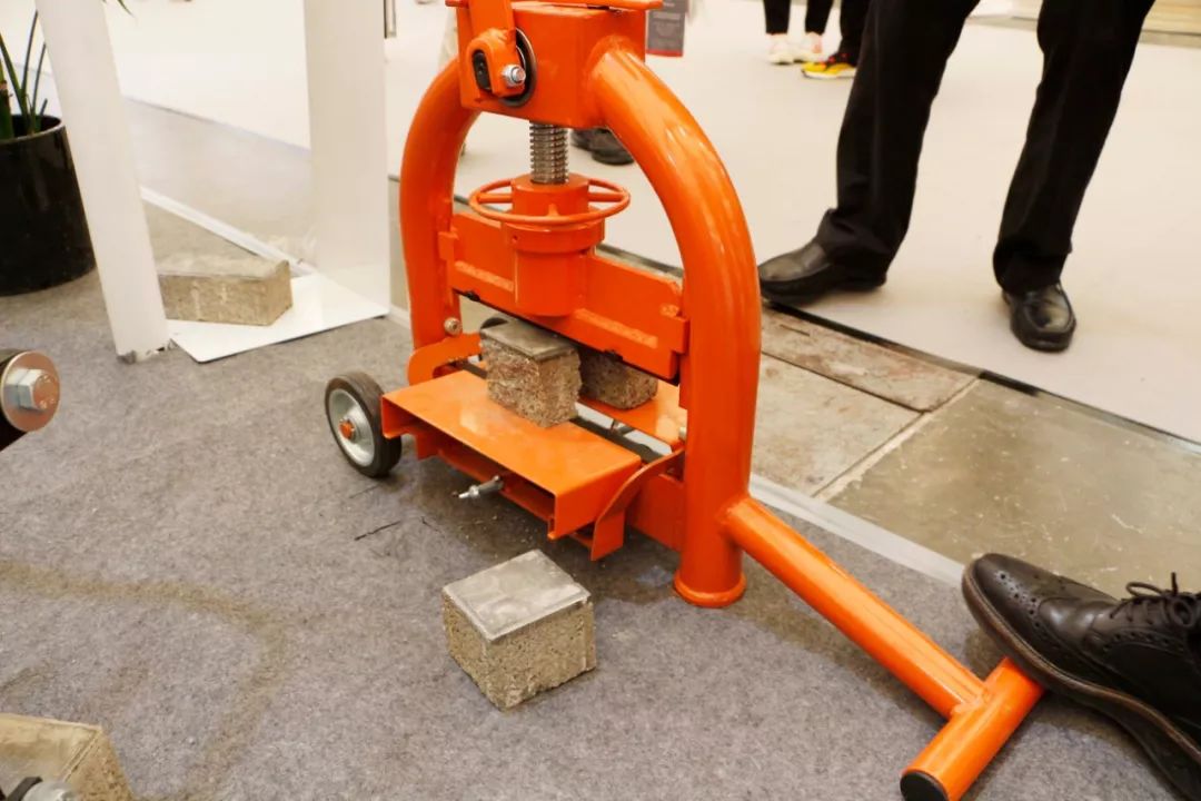 德国欧码仕步道铺砖机全面进驻中国市场