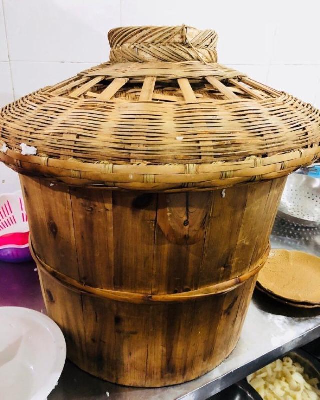 贵州农村煮饭不用电饭煲,而是一种木制容器,农村孩子都知道_甑子