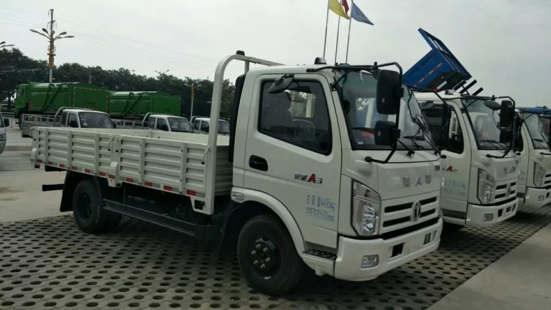 蓝牌物流好车奥驰a3到货大气靓丽多拉快跑让微笑盛开在卡友的脸上