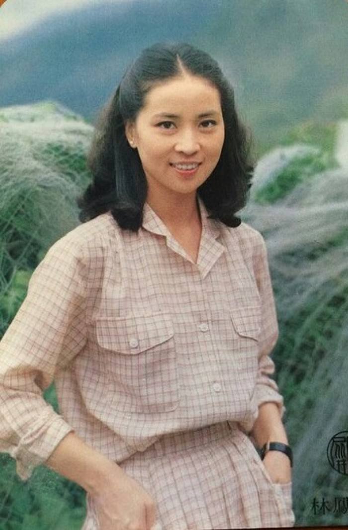 原创66岁林凤娇现身山西大同在众多人员陪同下观看民俗表演