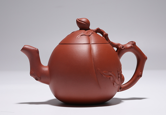 花器巨匠郑建明作品《寿桃壶》道法自然的艺术表现,深受业界赞誉_紫砂