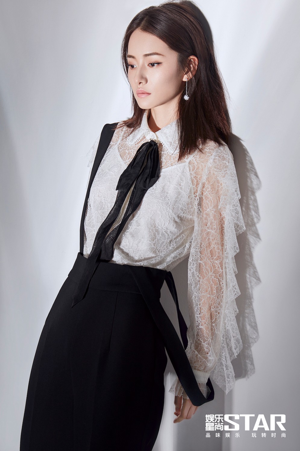 柴碧云镜面写真发布 光影之间尽显复古质感