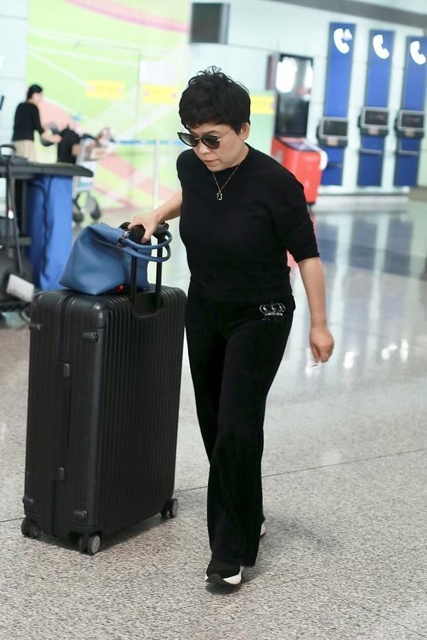 邓亚萍现身机场全黑look休闲装低调随性155cm照样穿出强气场