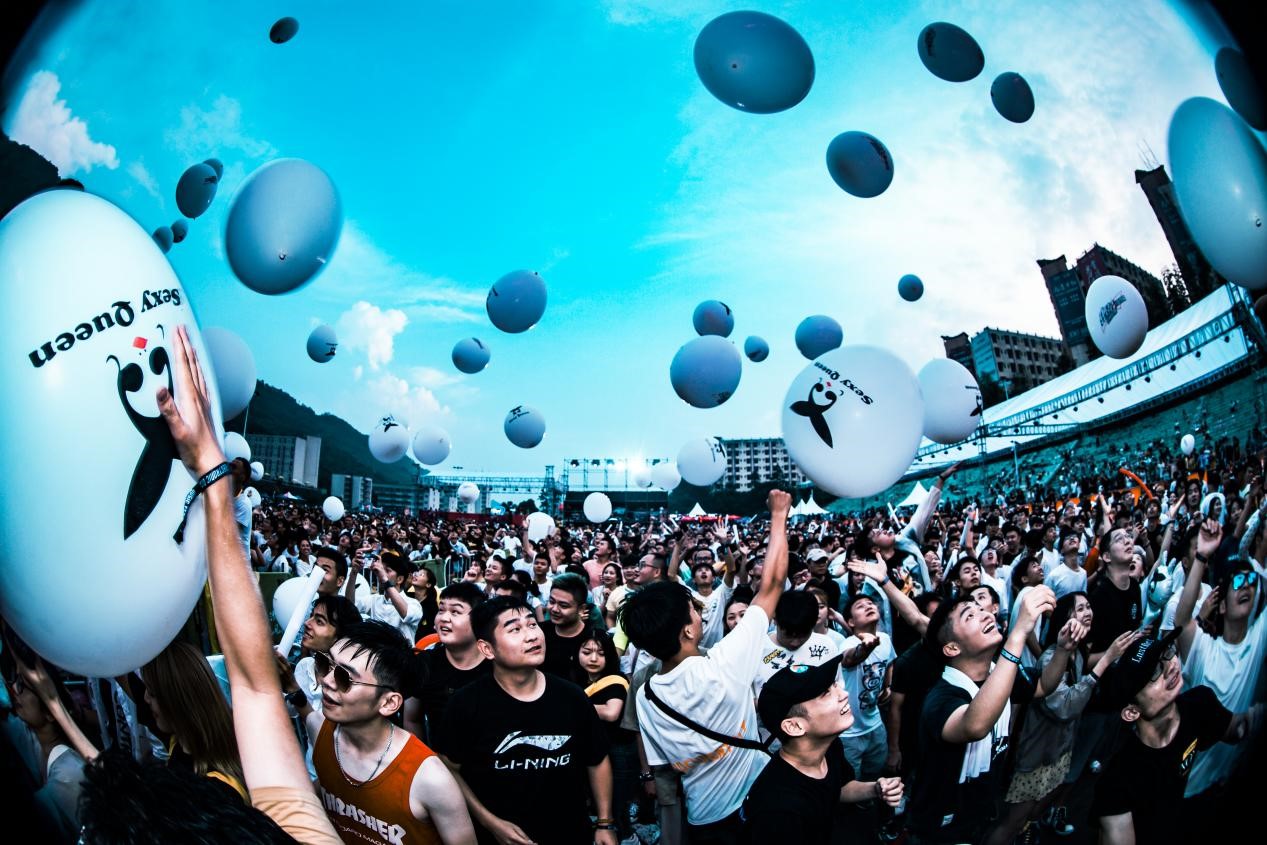 人群与派对,尖叫与呐喊 激情于此绽放,溢出精彩 一场燃爆的电音节现