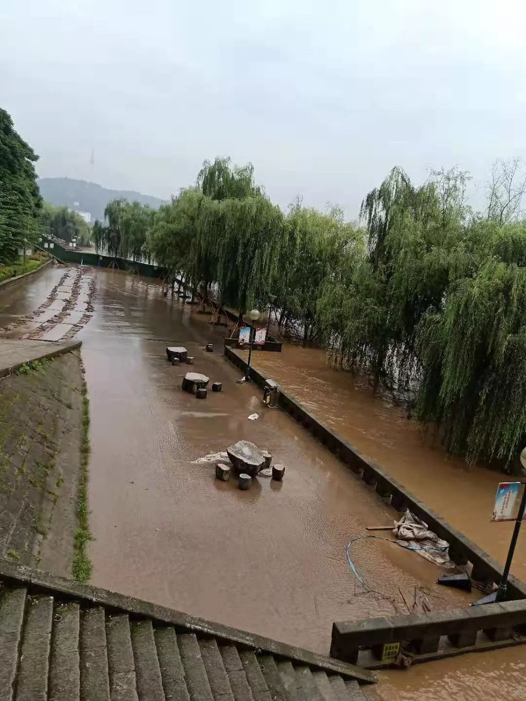 洪峰已过境丨目前泸州水位起伏较大市民不要到江边戏水呀