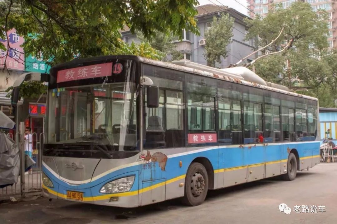 这批无轨电车型号为华宇bjd-wg120 dk,在2006年投入使用.