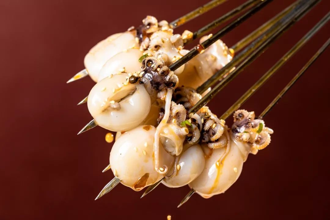 墨鱼仔算是我们常吃的海鲜啦,但十红的墨鱼仔和一般的迷你冰鲜货不一