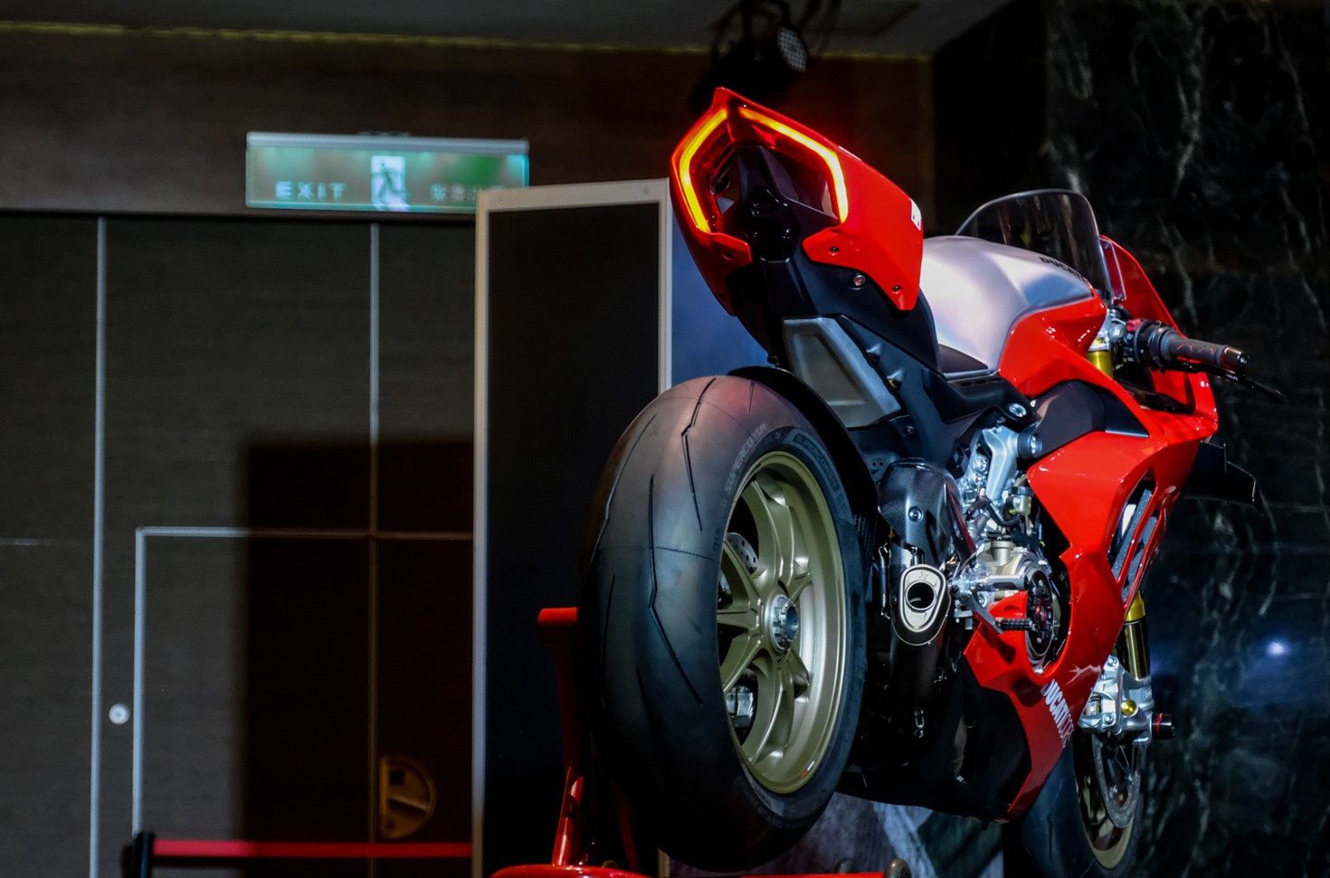 杜卡迪panigalev4r量产赛车台湾交车会
