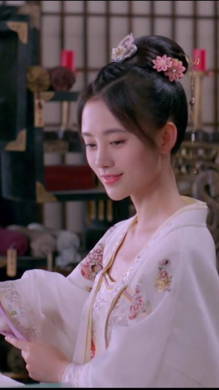 1,在《九州天空城》中饰演雪飞霜,羽族郡主,身份高贵,容貌美丽的她被