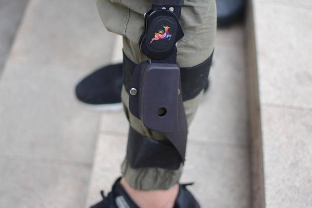 让走路变得更省力,这款膝部助力器穿上之后登山不费劲