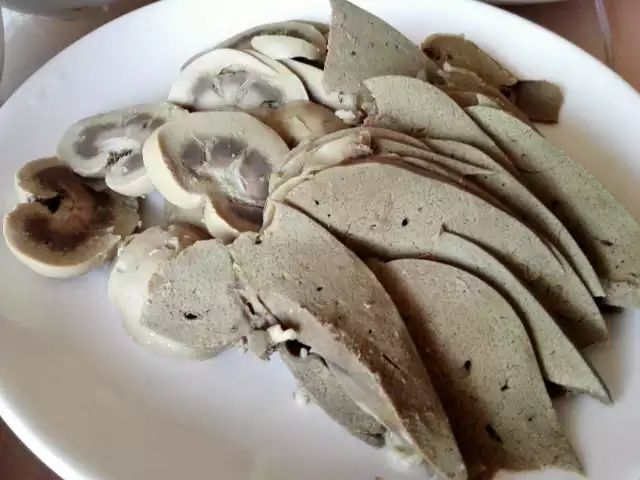 白切羊肉香而不腻,羊肝口感软糯,羊血吃起来特别滑嫩,红烧羊肉色香味