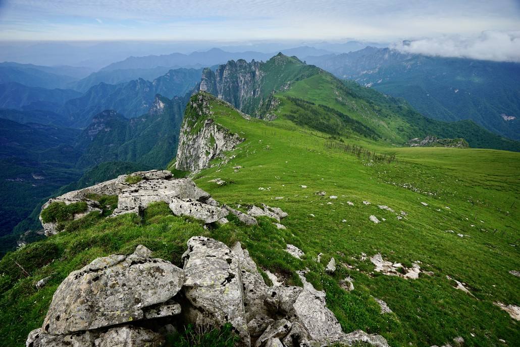三伏天穿上毛衣带着家人到秦岭分水岭上去纳凉