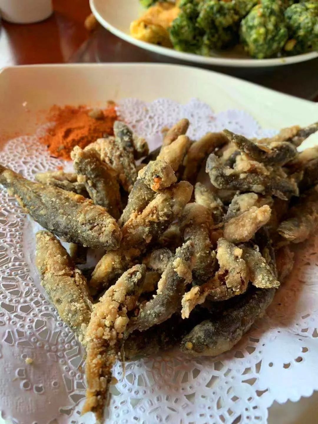 口感像多春鱼炸柳根就是长在柳树根边的小鱼蚂蚁煎蛋和炸柳根先介绍两