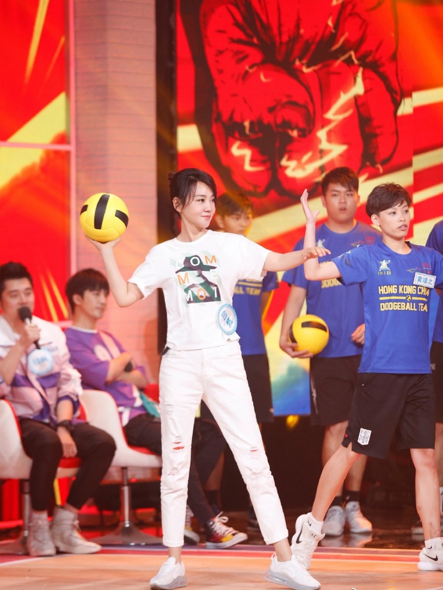 不能不说我们闫妮这个学起排球来还真的是有模有样的呢,很有运动元气