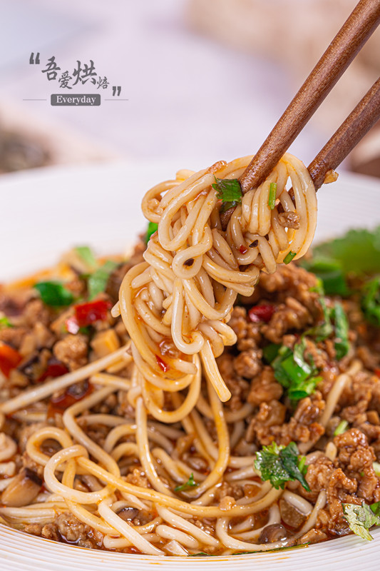 秘制香菇肉酱面,好吃到舔盘!