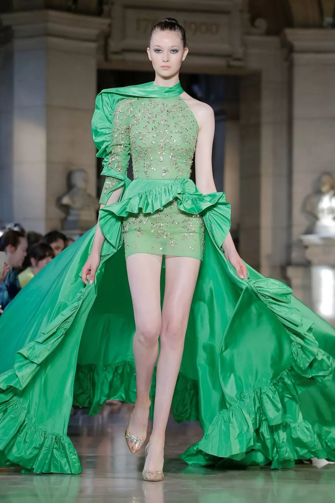 秀场长层叠下摆连衣裙超甜