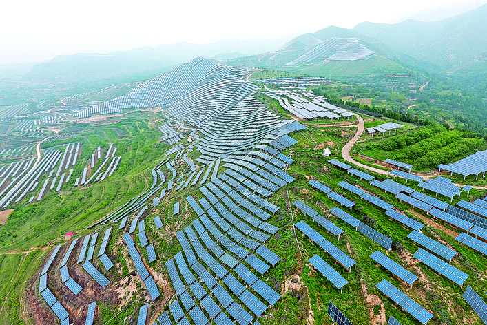 山西芮城中条山下绿意浓