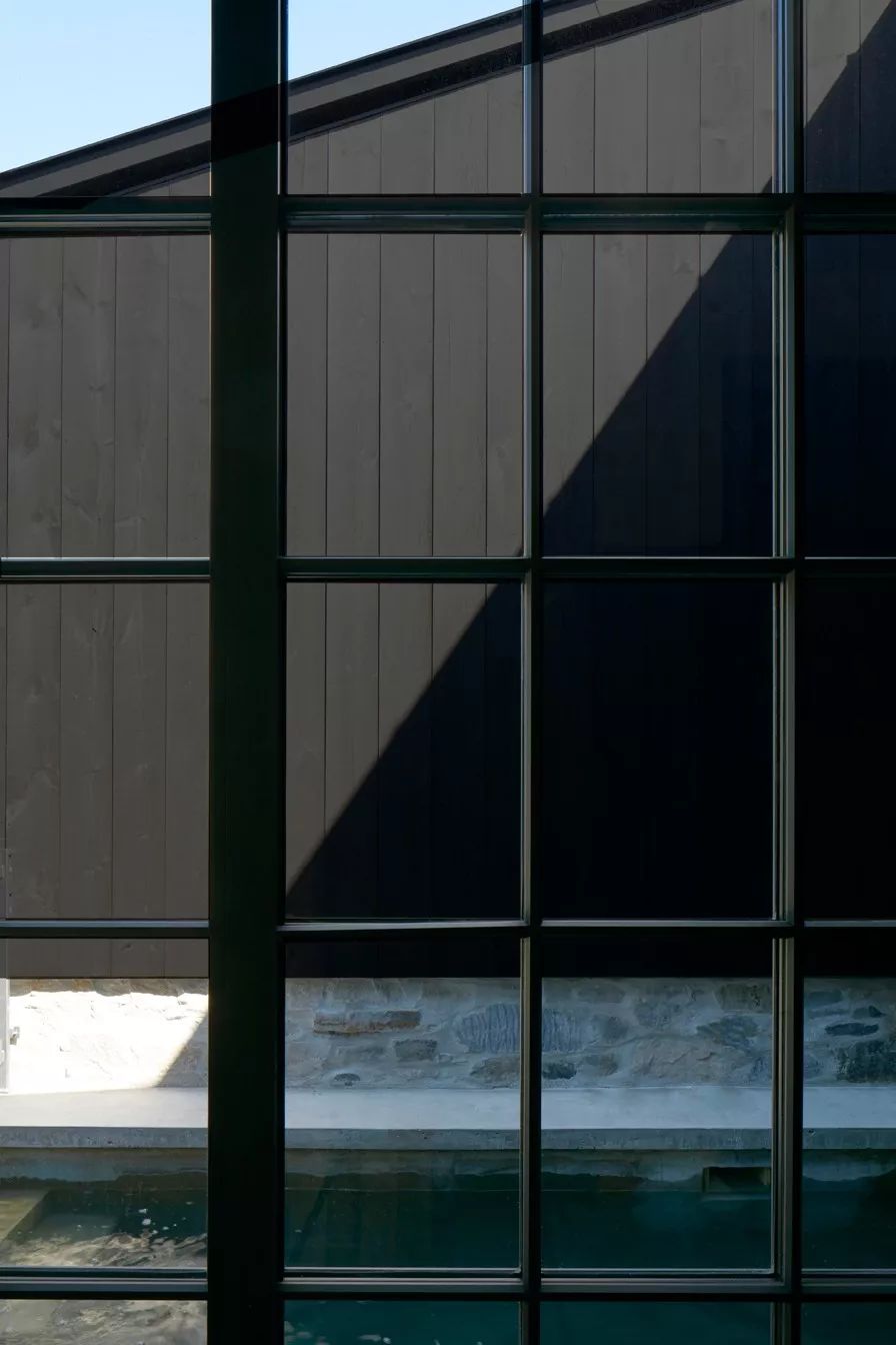 颜色相近的木板与混凝土相结合 ▼浴室也有着黑色金属制成的黑色窗框