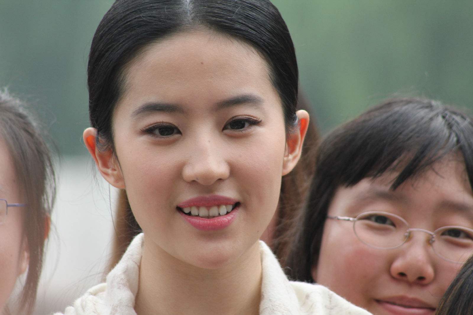 刘亦菲最新活动未p照精修图和未修图差别大网友看着像路人