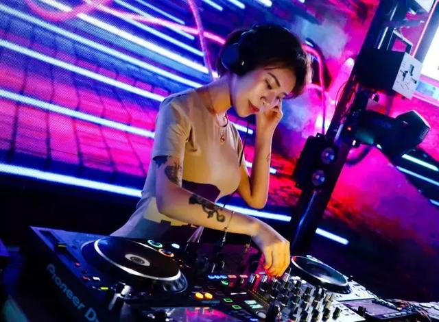 美女dj,蜜桃甜心在玛雅海滩等你来撩重庆首个蜜桃派对粉粉水上电音趴