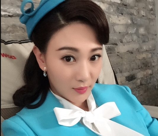 当时网友认为谢楠太过于小题大做,但看到侯梦莎脱下军装的照片后,大家