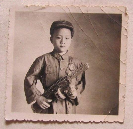 60年代出生的人,不一定都见过红卫兵,但基本上都当过红小兵;60年代