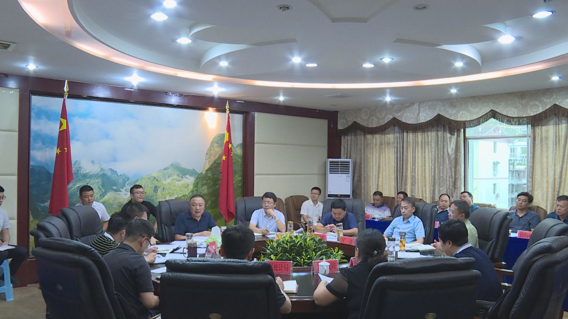 7月23日,沿河自治县委副书记,县长何支刚主持召开全县2019年上半年