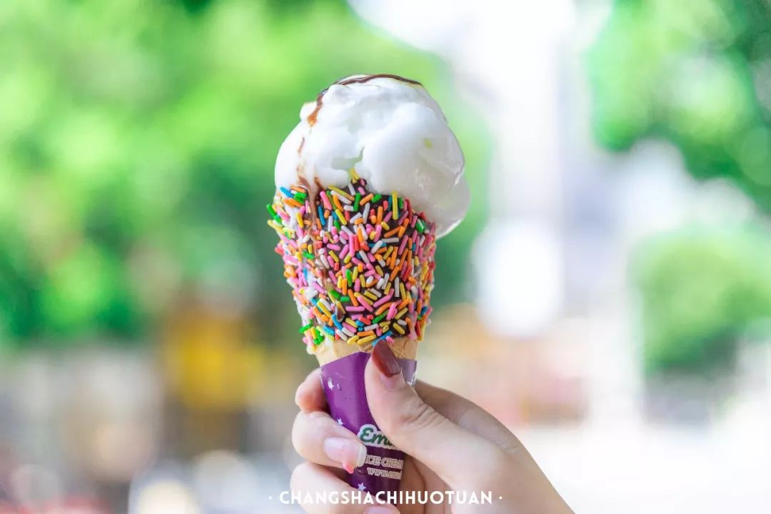 刷爆ins的xxxl超超超长冰淇淋拿着它逛街3分钟被搭讪了10次