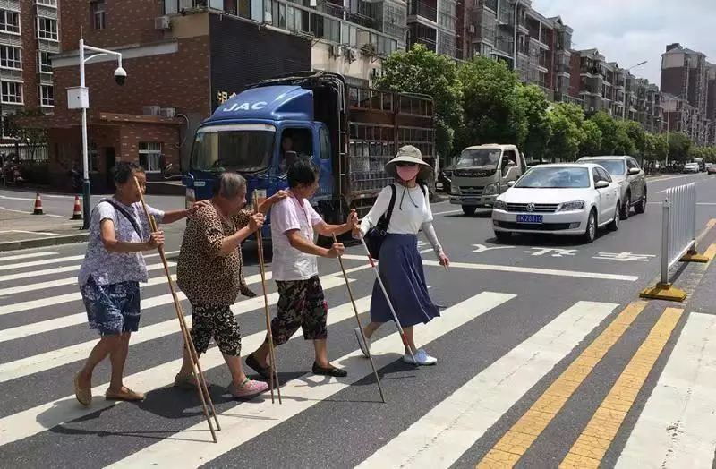 扶盲人过马路图片图片