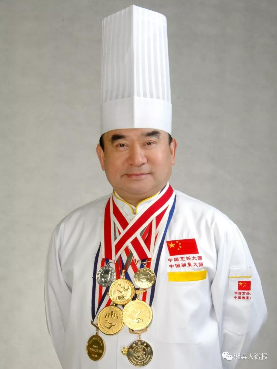 吃点花生米,来几个卤鹅掌……"每逢过年,客人来到湘菜泰斗许菊云的家