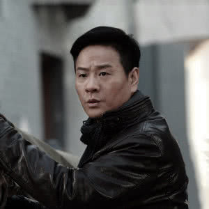 32岁走红前妻比他小9岁现任为他生下儿子现46岁变老了