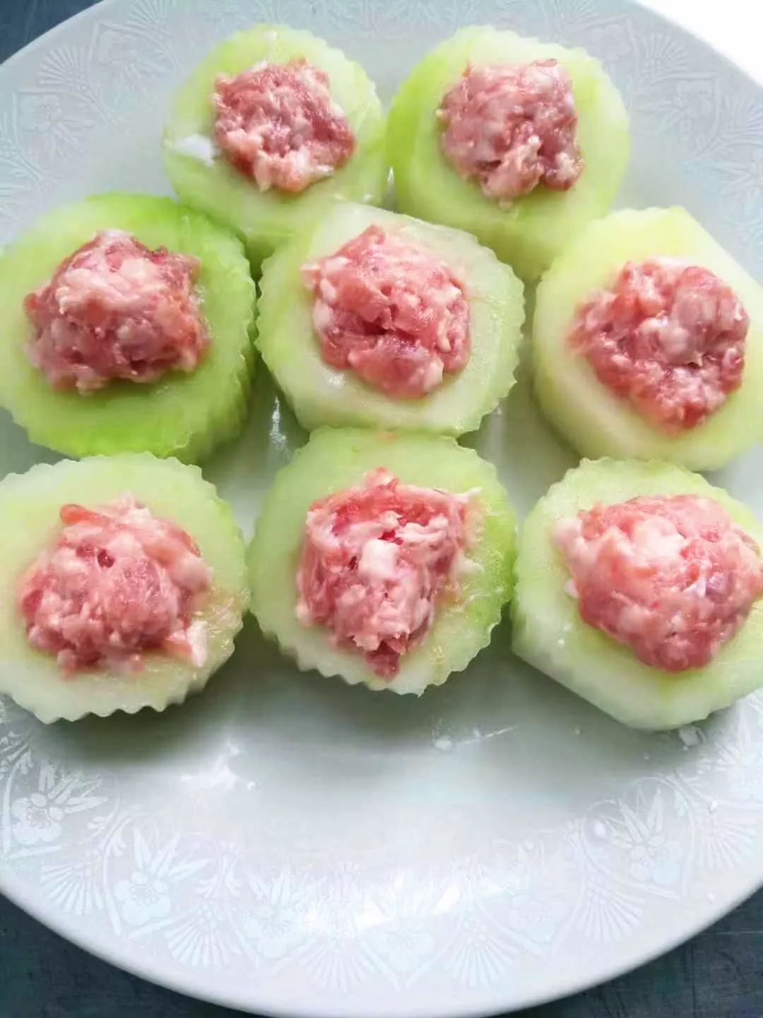 将蒸的冬瓜装盆,原汁倒入锅中加少许盐,南瓜泥,水生粉勾芡,倒入酿冬瓜