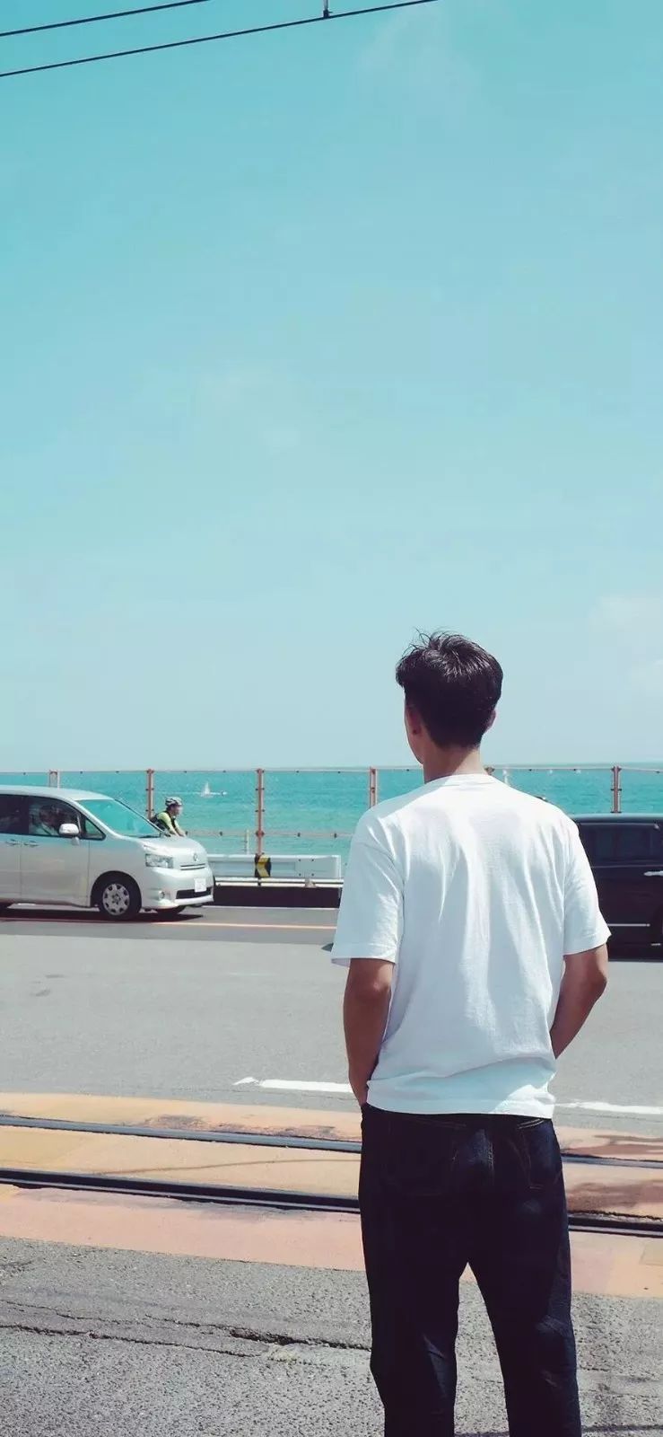 穿上西装的李现妥妥的霸道总裁范神秘感满满的李现请问你还缺女友吗!