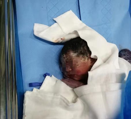 急寻父母滕州女婴遭遗弃扔在厕所脐带胎盘都还在