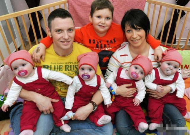 负债累累一天一罐奶粉一袋尿不湿这才是四胞胎的真实生活