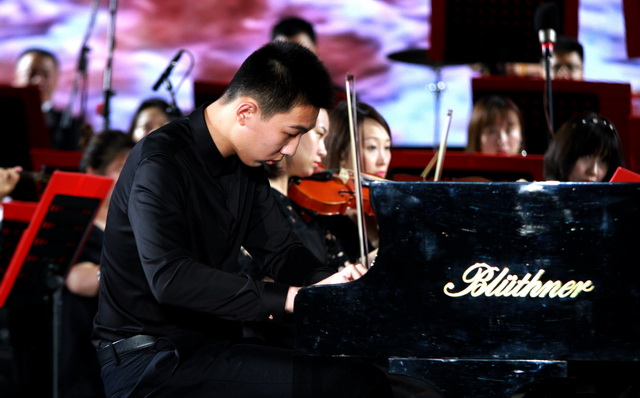 少年组冠军马畅,以及首位德国博兰斯勒签约未来钢琴家,2018埃特林根