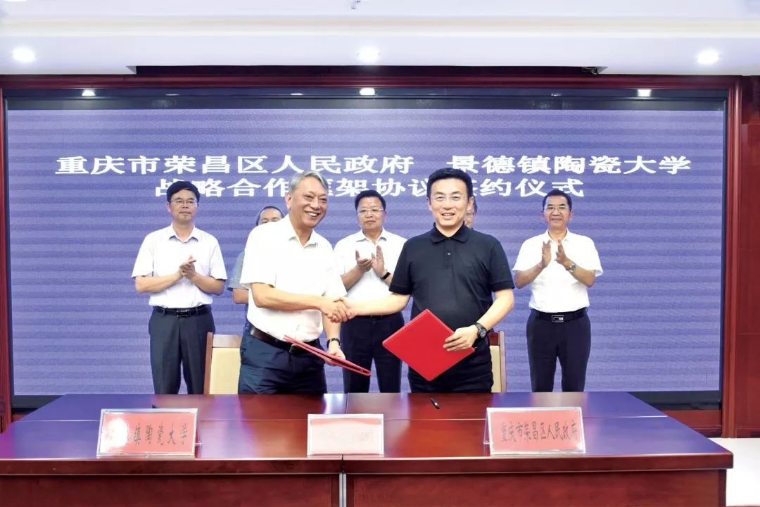 区委常委,荣昌高新区党工委书记常晓勇主持,副区长李劲渝代表区政府与