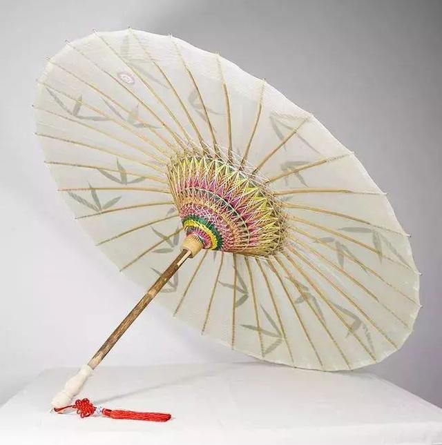 02 除了像遮阳帽这种便携的防晒小物 另外不得不说的就是 遮阳伞了