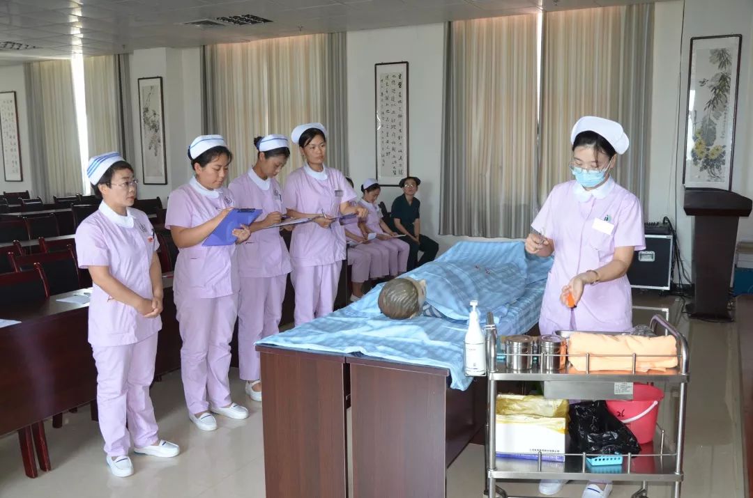 培训提升护理人员大练兵宁津中医院组织开展护理技能培训及操作考核