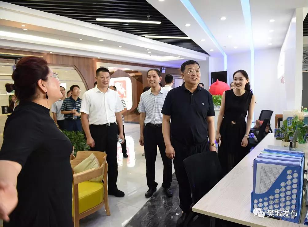 黄斌一行先后参观了襄阳绿地国际创客中心,襄阳创业大街汉江科创中心